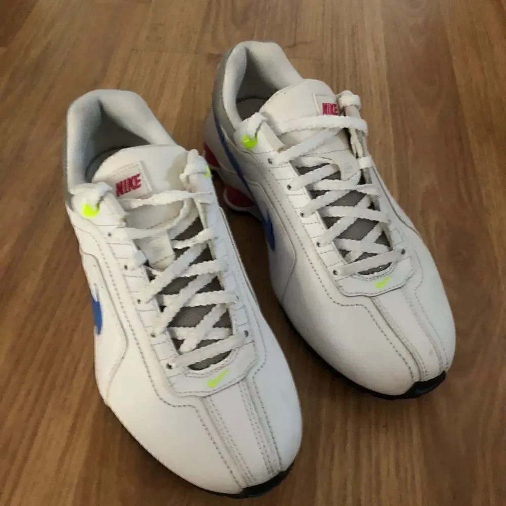 NIKE SHOX CONUNDRUM SI DELIVER White/Pink/Blue